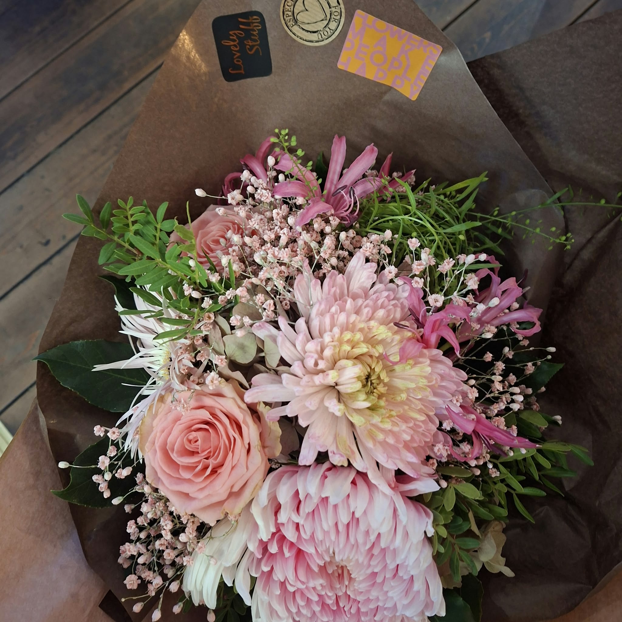 Accessoires und florale Details